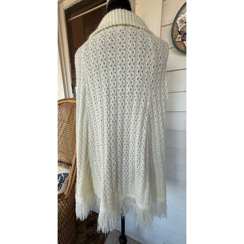 Vintage 70's Cable Knit White Acrylic Button up Fringed Poncho Cape One Size - Picture 8 of 11